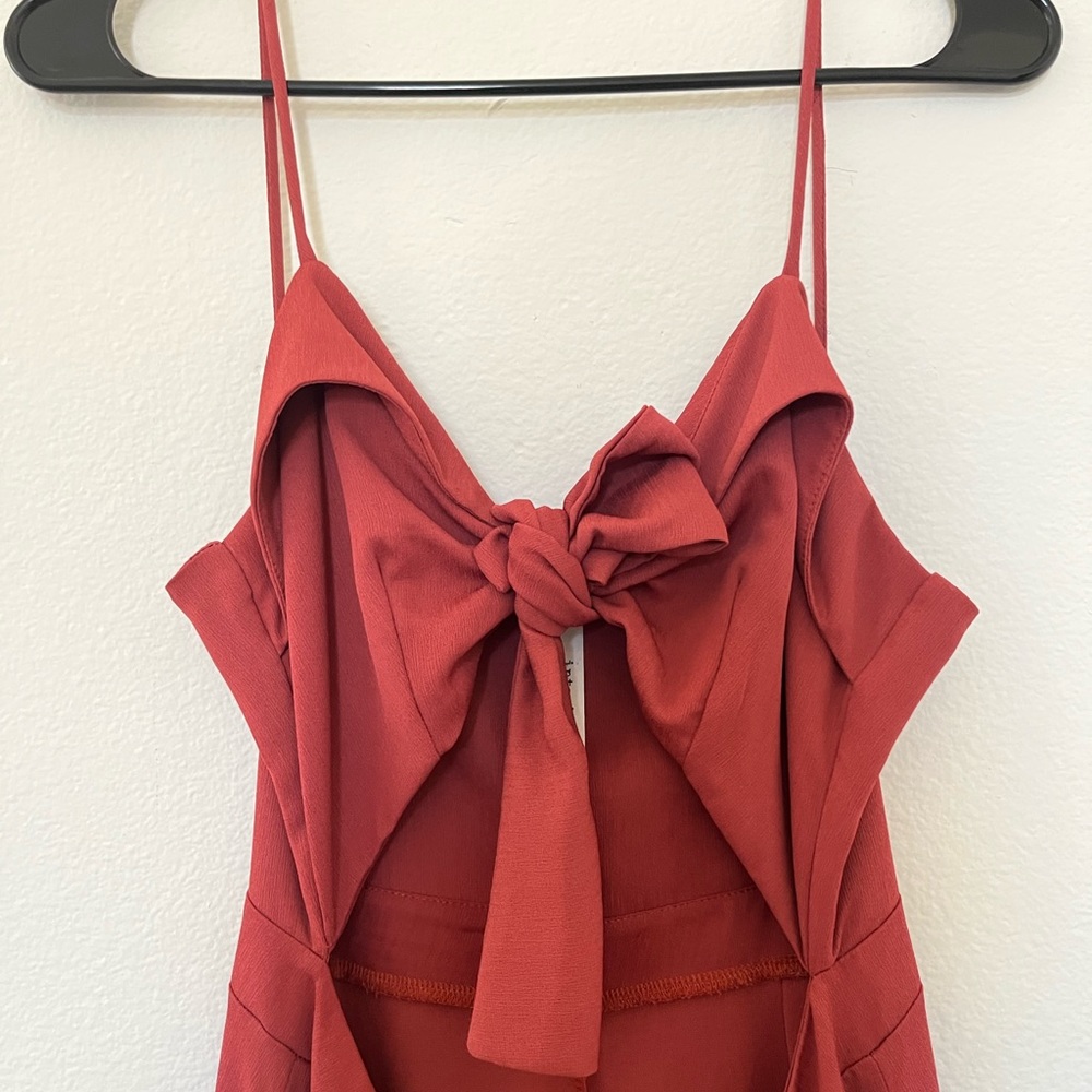 Rusty colored Dress with front knot and cut out 
detail 🍊